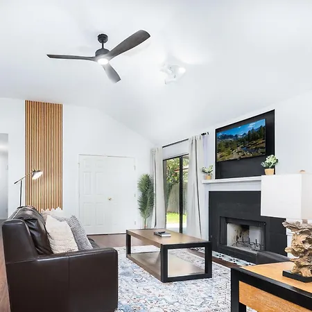 Cozy, Round Rock Retreat, Modern, Sleeps 10 Villa